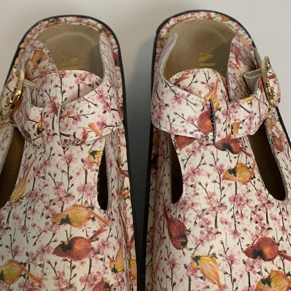 Alegria Cardinal Bird Print  Slip On Clogs Size 37 - Picture 3 of 11